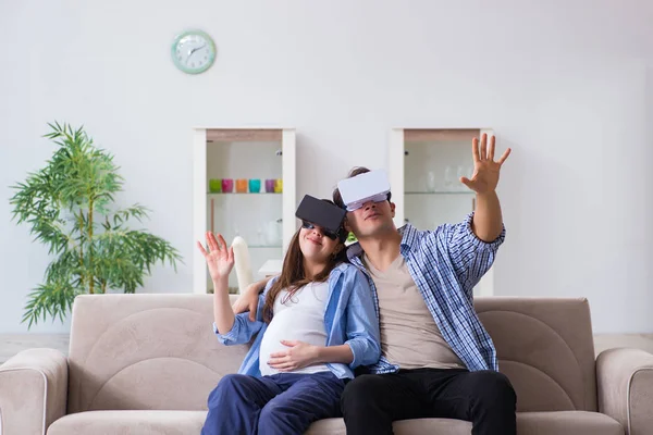 Jovem casal tentando óculos de realidade virtual — Fotografia de Stock