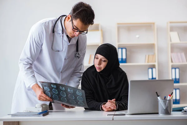 Müslüman kadın düzenli kontrol için doktoru ziyaret ediyor — Stok fotoğraf