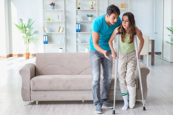 Marido hombre apoyo lesionado esposa —  Fotos de Stock