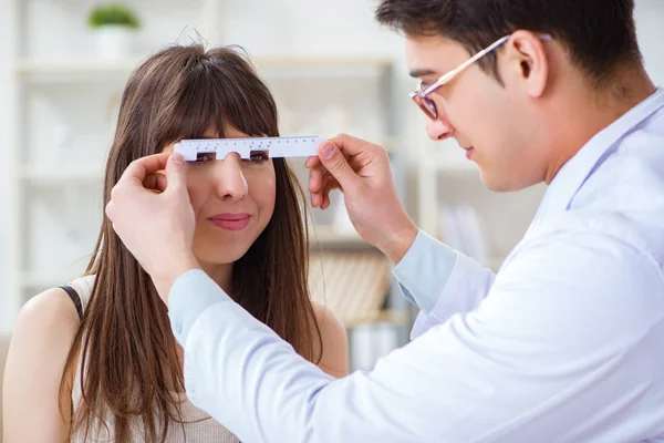 Oftalmologista está verificando o paciente no hospital oftalmologista — Fotografia de Stock