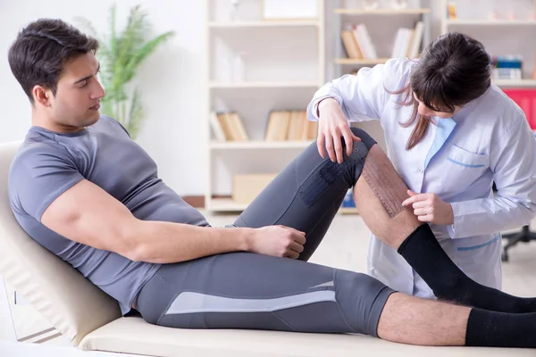 Arts controleren van patiënten gewrichtsflexibiliteit met gonimeter — Stockfoto