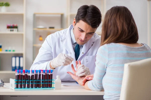 Paciente durante el procedimiento de toma de muestras de sangre para su análisis — Foto de Stock