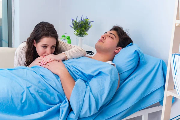 Ehefrau besucht kranken Ehemann im Krankenhauszimmer — Stockfoto