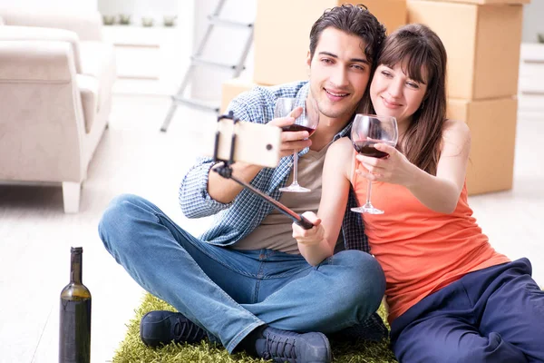 Pareja tomando selfie y bebiendo vino — Foto de Stock