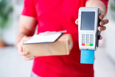Paket teslimatı pos ve kredi kartıyla ödeniyor.