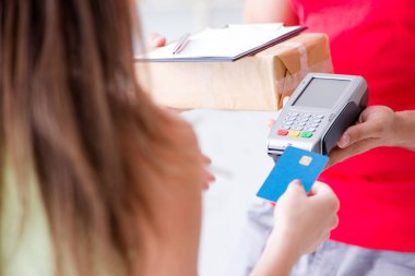 Paket teslimatı pos ve kredi kartıyla ödeniyor.