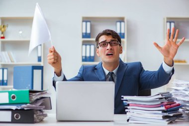 İşadamı beyaz bayrak sallıyor ve pes ediyor.