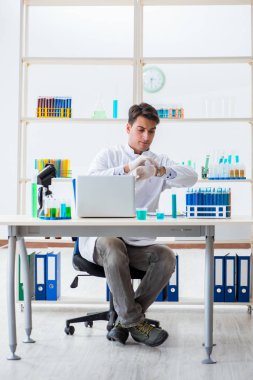 Laboratuvarda çalışan erkek kimyager.