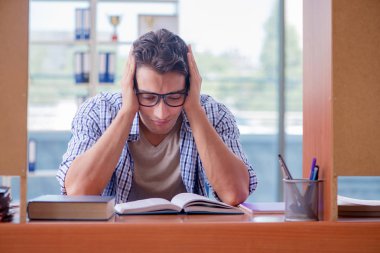 Öğrenci evde çalışıyor, sınava hazırlanıyor.