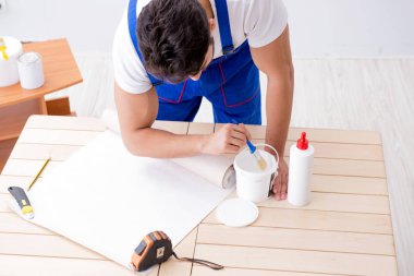 Tadilat sırasında duvar kâğıdı üzerinde çalışan işçiler