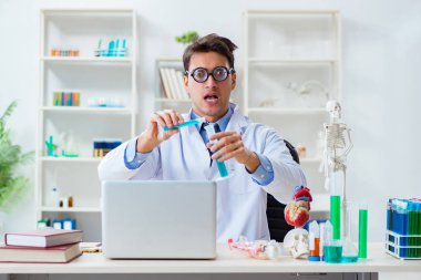 Hastane laboratuvarında eğlenen komik doktor.