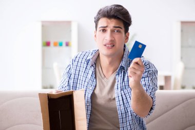 Çalıntı mallarla dolu boş bir paket alan adam