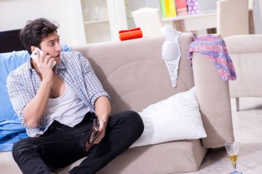 Ev partisinden sonra evde dağınık bir adam