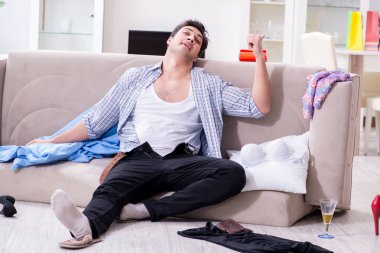 Ev partisinden sonra evde dağınık bir adam