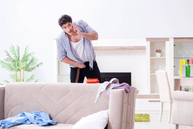 Ev partisinden sonra evde dağınık bir adam