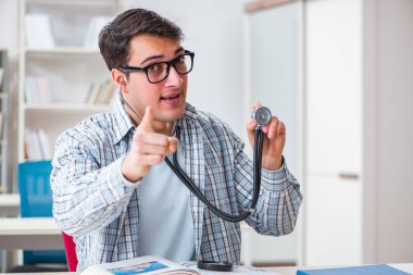 Tıp öğrencisi üniversitede ders veriyor.