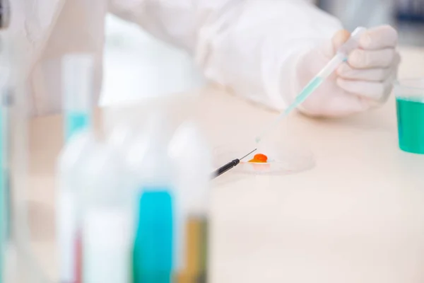 Químico masculino trabajando en laboratorio — Foto de Stock