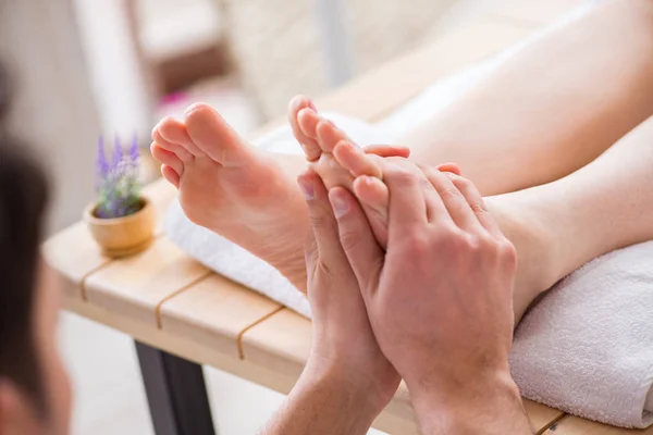 Massagem nos pés no spa médico — Fotografia de Stock