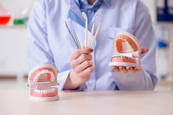 Dentist practicing work on tooth model — Stock Photo, Image