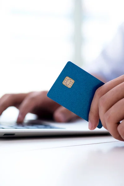 利用信用卡进行在线支付的概念 — 图库照片