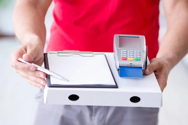 Pizzalieferung wird mit POS und Kreditkarte bezahlt — Stockfoto