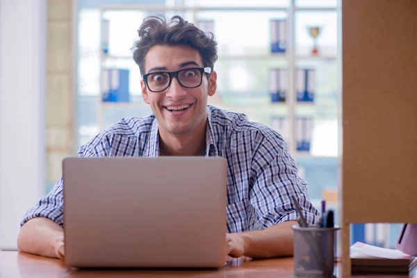 Studente che studia a casa preparandosi per l'esame — Foto Stock