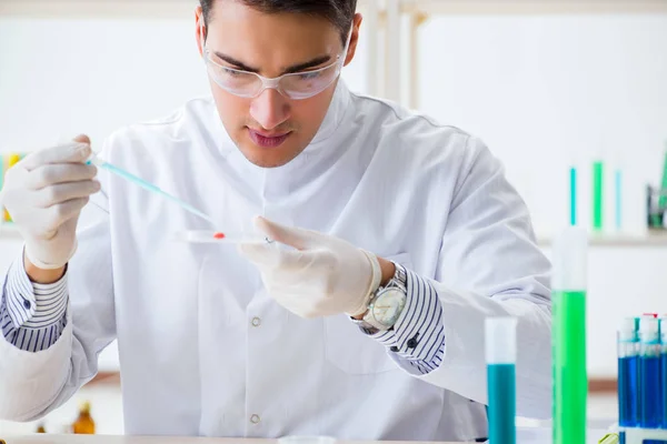 Mannelijke chemicus werkt in het lab — Stockfoto