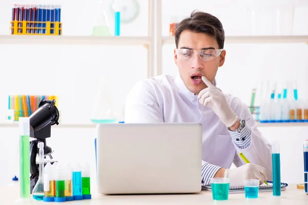 Químico masculino trabajando en laboratorio —  Fotos de Stock