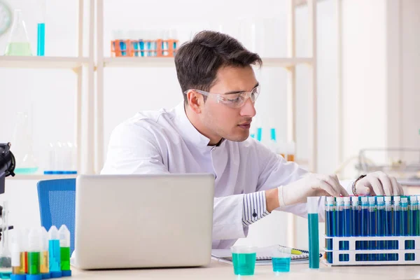 Químico masculino trabalhando em laboratório — Fotografia de Stock