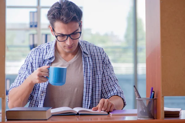 Student, der zu Hause studiert, bereitet sich auf Prüfung vor — Stockfoto