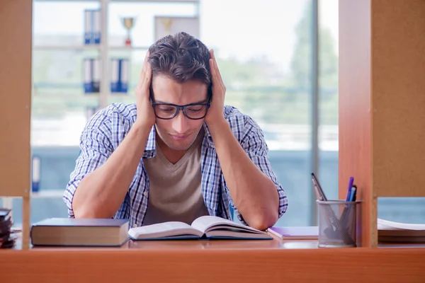 Studente che studia a casa preparandosi per l'esame — Foto Stock