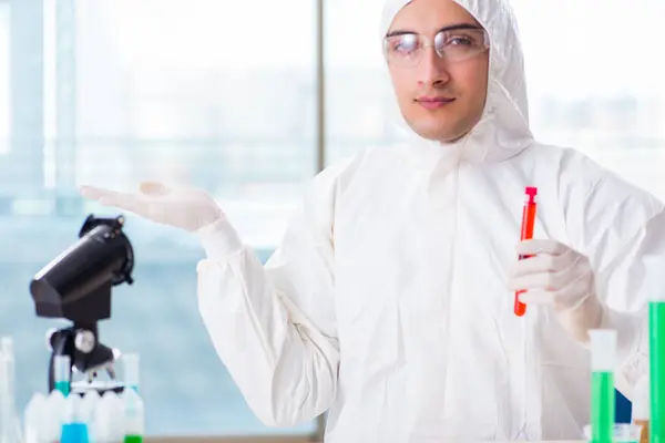 Male chemist working in lab — Stock Photo, Image