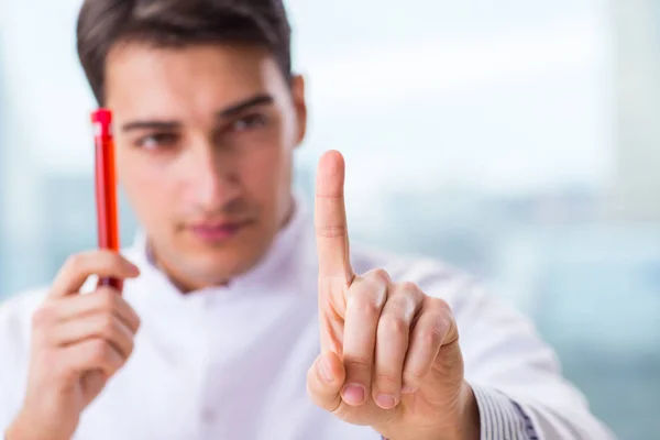 Male chemist working in lab — Stock Photo, Image