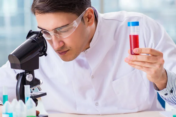 Químico masculino trabalhando em laboratório — Fotografia de Stock