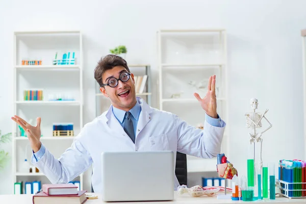 Doctor divertido divirtiéndose en el laboratorio del hospital — Foto de Stock