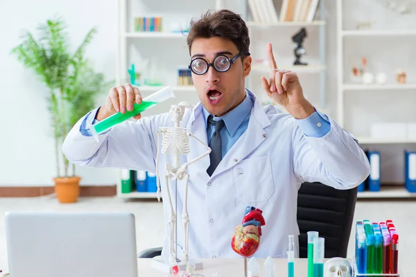 Divertente medico divertirsi in laboratorio ospedaliero — Foto Stock