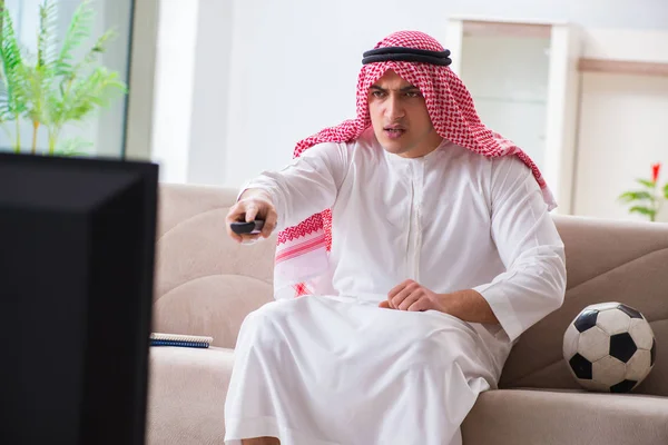 Arap işadamı evde televizyon izliyor. — Stok fotoğraf