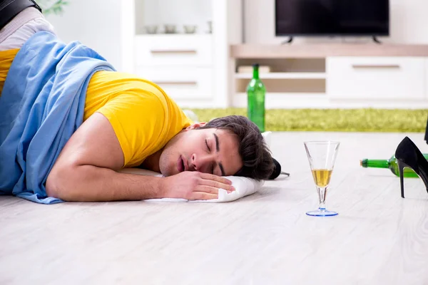 Uomo con disordine a casa dopo la festa in casa — Foto Stock