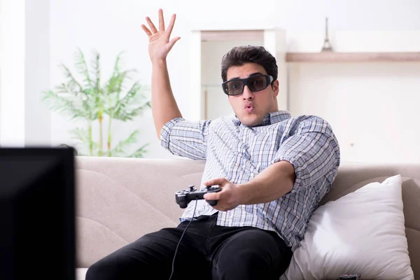 Homem jogando jogos 3d em casa — Fotografia de Stock
