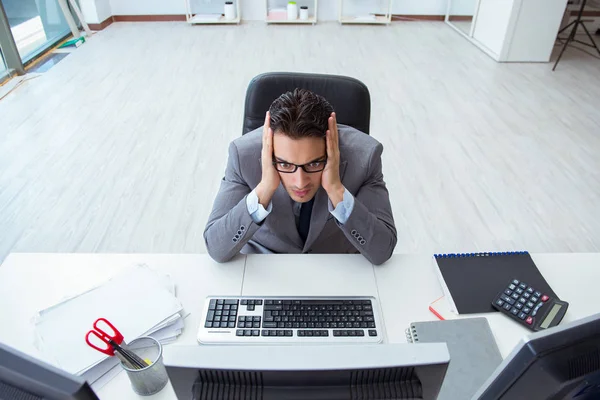 Joven hombre de negocios trabajando en su escritorio — Foto de Stock