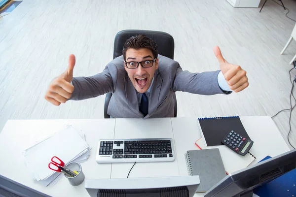 Jovem empresário trabalhando em sua mesa — Fotografia de Stock