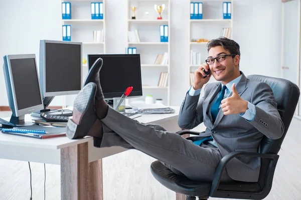 Geschäftsmann sitzt vor vielen Bildschirmen — Stockfoto