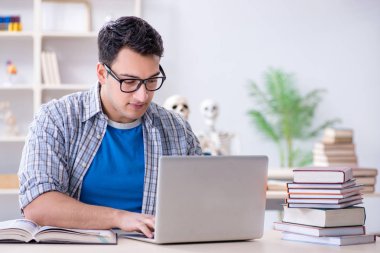 Tıp öğrencisi sınavlara hazırlanıyor.