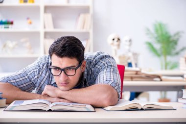 Tıp öğrencisi sınavlara hazırlanıyor.