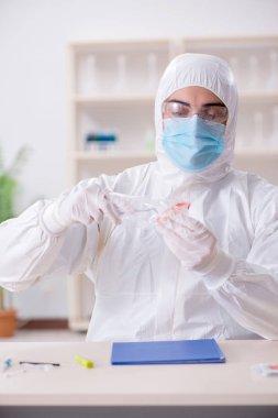 Kanıt için laboratuvarda çalışan uzman bir kriminolog.