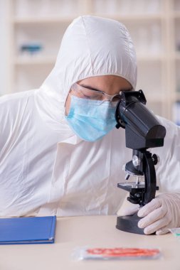 Kanıt için laboratuvarda çalışan uzman bir kriminolog.