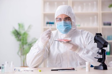 Kanıt için laboratuvarda çalışan uzman bir kriminolog.