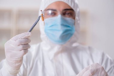 Kanıt için laboratuvarda çalışan uzman bir kriminolog.
