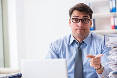 Ofiste çalışan son derece meşgul bir iş adamı.