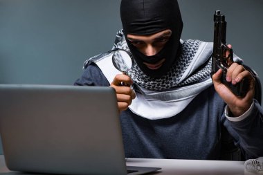 Silahlı terörist hırsız fidye istiyor.